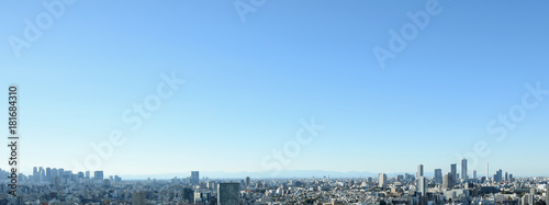  日本の東京都市景観・雲一つない澄み切った青空「新宿の高層ビル群（画面左）や池袋の高層ビル群（画面右）などを望む」