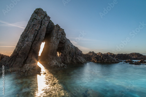 the Esquiton, magical monolith on Asturian coasts through which the sun is filtered at sunset