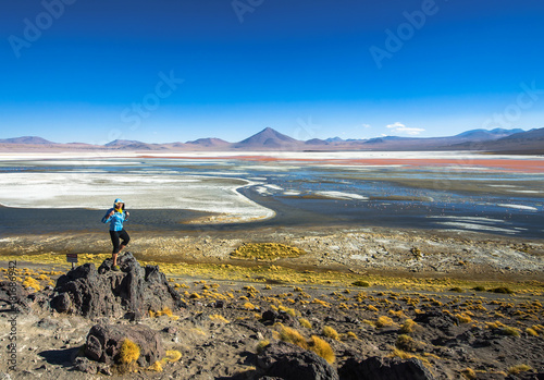 Foto Tourist near Laguna Colorada , Uyuni, Bolivia