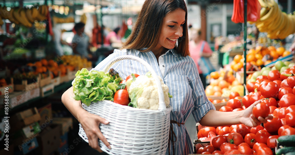 Φωτογραφία Portrait of beautiful woman holding shopping basket