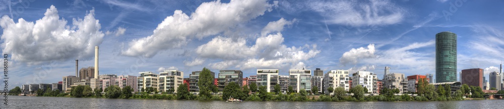 Die Skyline von Frankfurt vom südlichen Mainufer aus gesehen