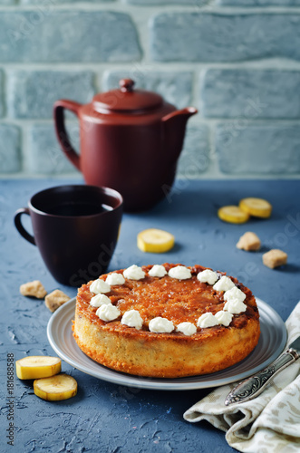 Caramel banana cake with tea