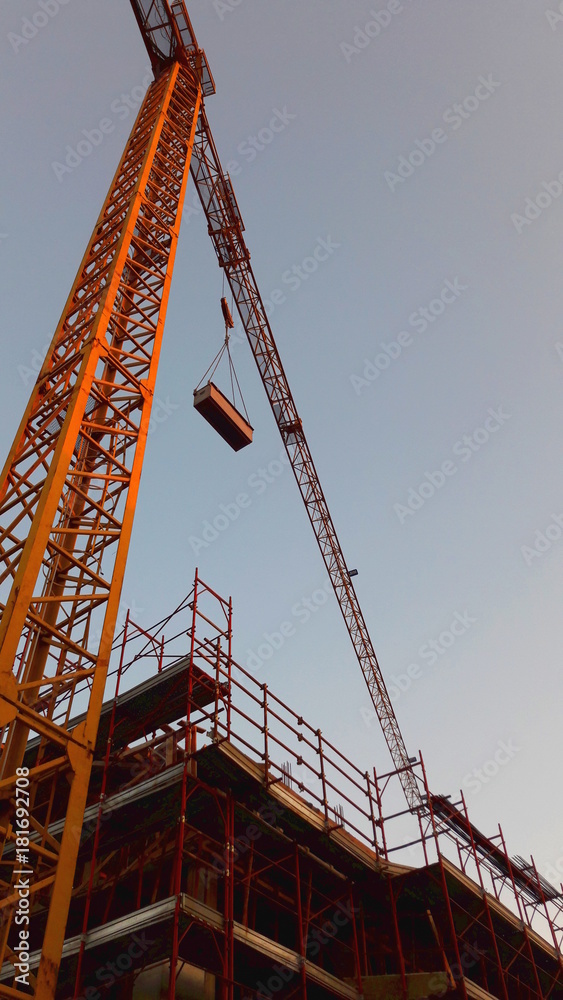 cantiere edile: ponteggio e gru cantiere edile: ponteggio e gru