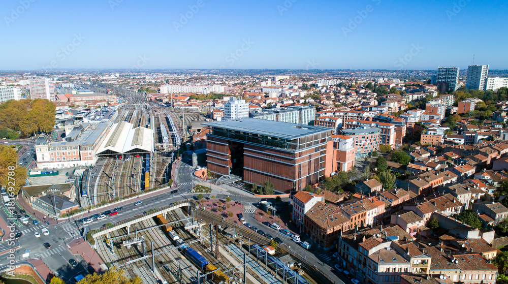 Fototapeta premium Photo aérienne de la gare Matabiau et de la médiathèque José Cabanis, à Toulouse