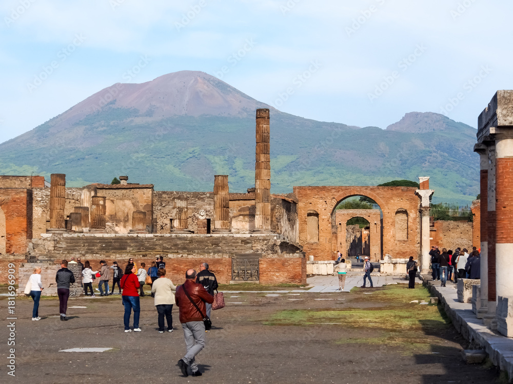 Φωτογραφία Roman forum, main square of the roman city of Pompeii ruins with dormant volcano