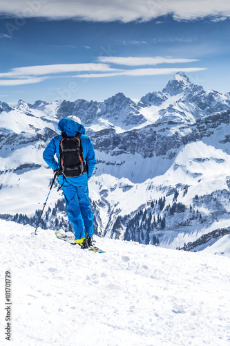 Freerider mit Blick auf das Alpenpanorama