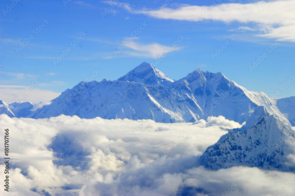 Naklejka premium Everest z powietrza. Przelot nad najwyższą górą na Ziemi o wysokości 8848 metrów w Himalajach między Nepalem a Chinami