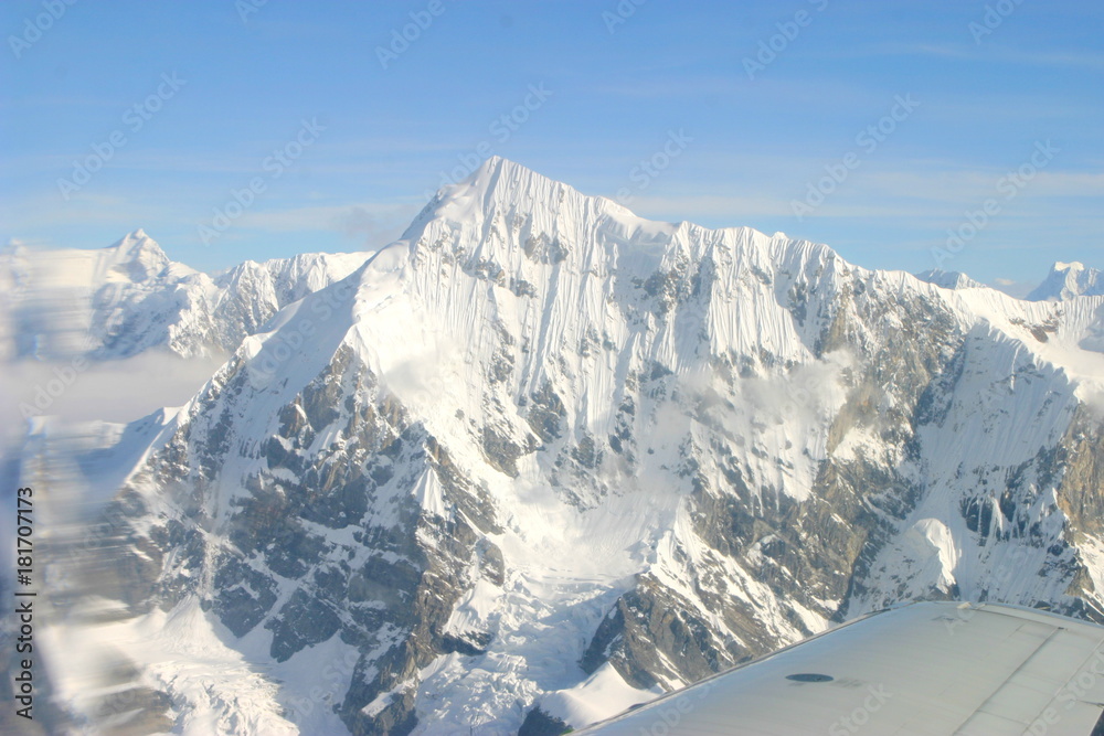 Fototapeta premium Everest desde el aire. Vuelo sobre la montaña más alta de la Tierra, con una altura de 8848 metros en el Himalaya entre Nepal y China