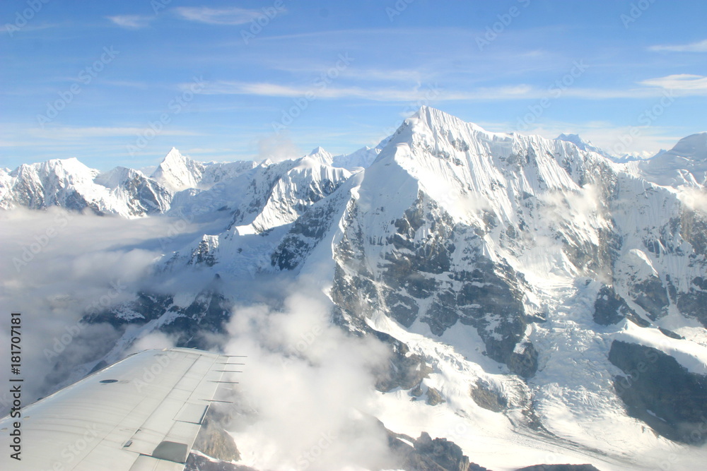 Fototapeta premium Everest z powietrza. Przelot nad najwyższą górą na Ziemi, o wysokości 8848 metrów w Himalajach między Nepalem a Chinami