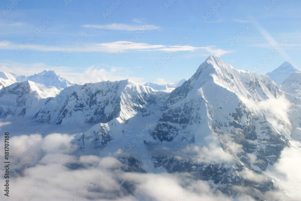 Naklejka premium Everest z powietrza. Przelot nad najwyższą górą na Ziemi, o wysokości 8848 metrów w Himalajach między Nepalem a Chinami