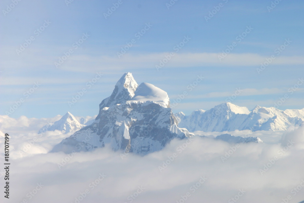 Monte Everest, la montaña más alta del planeta Tierra, con una altura de 8848 metros