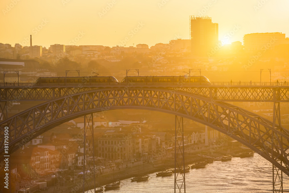 Obraz premium Dom Luis I bridge over Douro river in the golden light of the setting sun, Porto, Portugal.