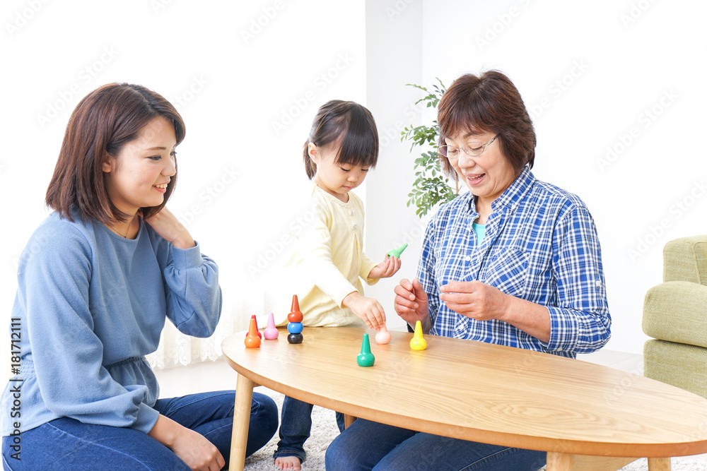 子供と遊ぶ幸せな家族イメージ