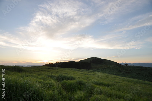 夕暮れの山々　山頂からの眺望　雄大な景色　日の出　日の入り　山脈 photo