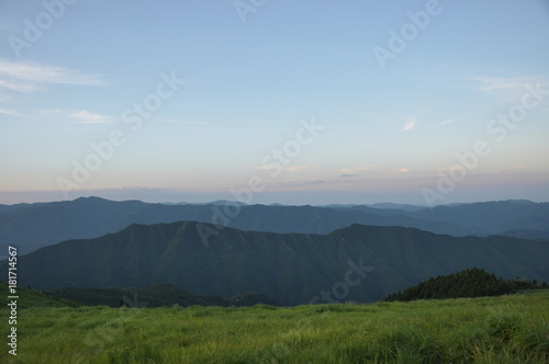夕暮れの山々 山頂からの眺望 雄大な景色 日の出 日の入り 山脈
