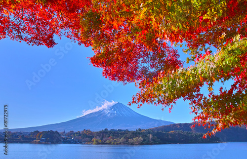 秋の河口湖から見る富士山と紅葉