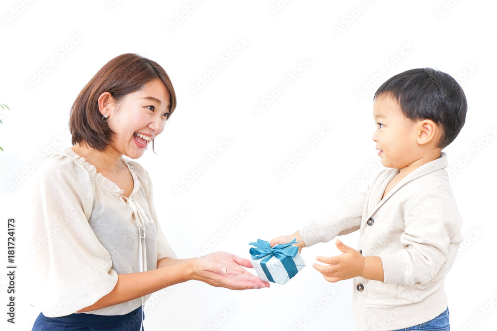 お母さんにプレゼントを渡す子ども お母さんにプレゼントを渡す子ども