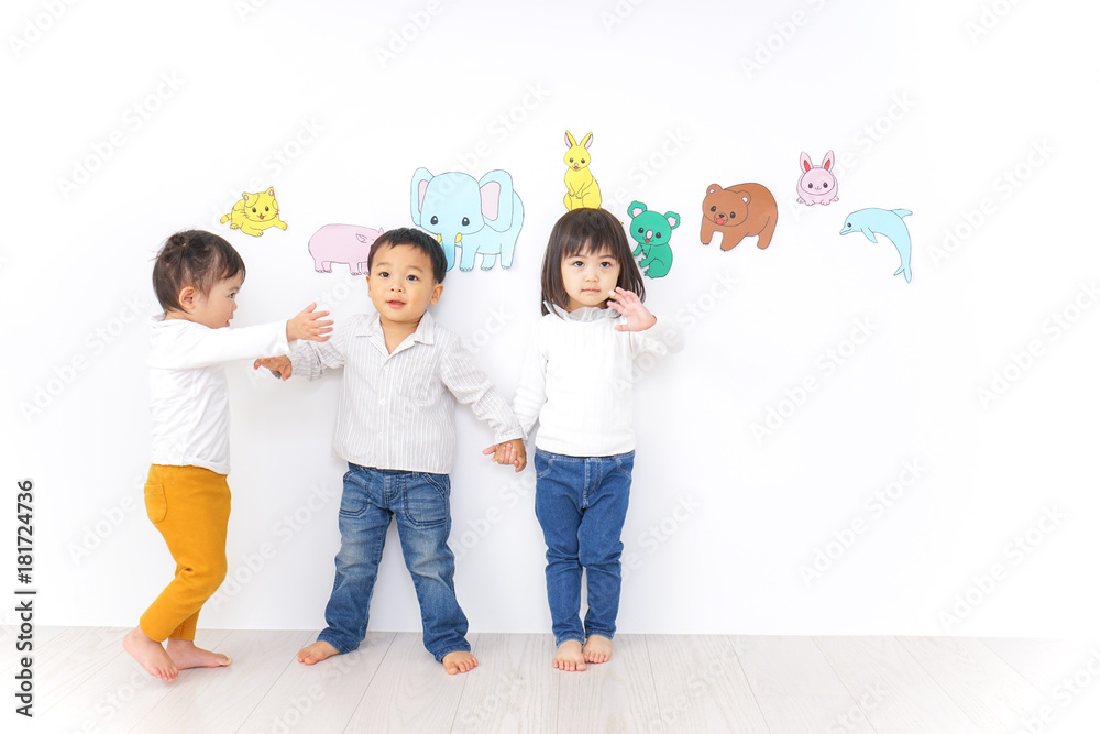保育園で遊ぶ子供たち