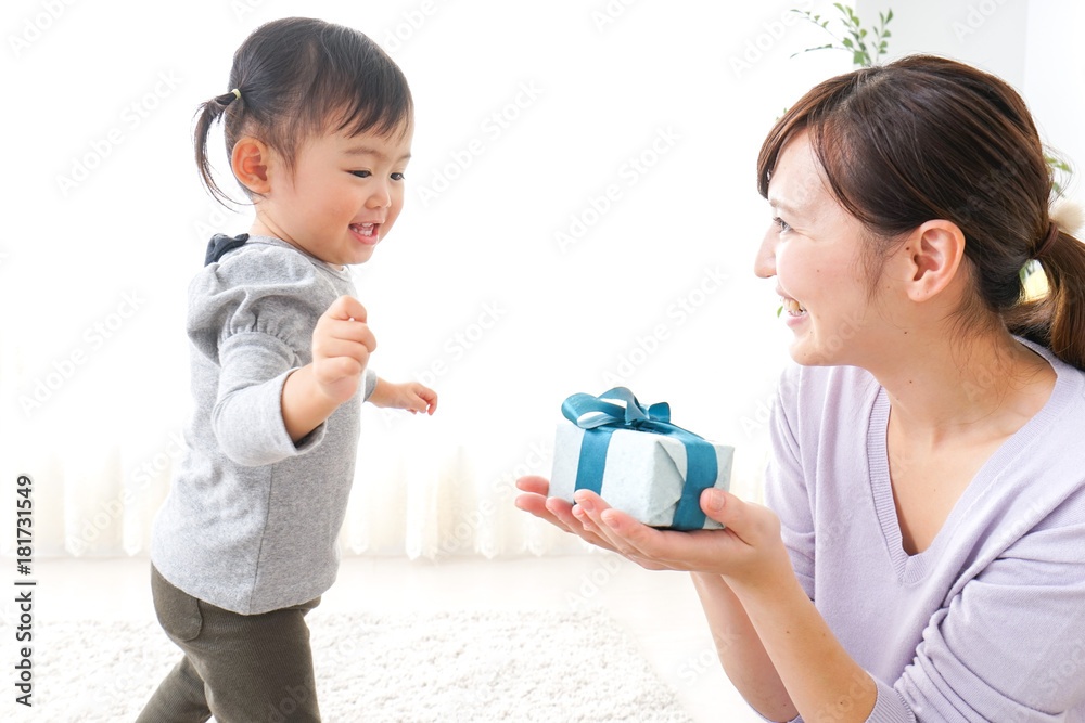お母さんにプレゼントを渡す赤ちゃん お母さんにプレゼントを渡す赤ちゃん