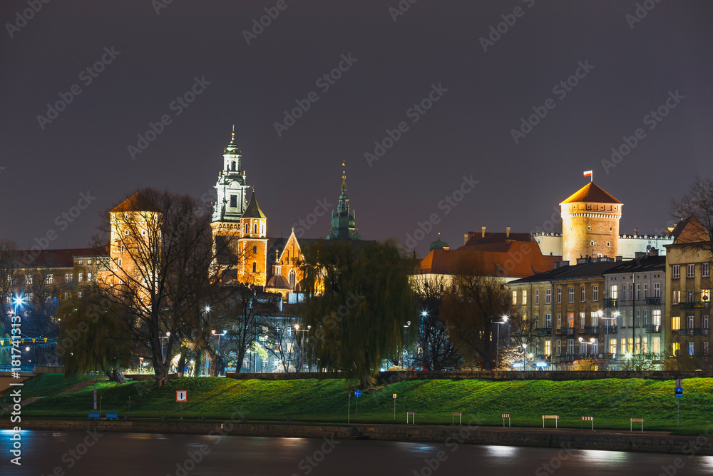 Obraz premium Night view of Wawel Castle in Cracow, Poland