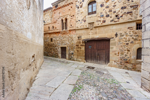 Fototapeta Naklejka Na Ścianę i Meble -  Small streets and large historical buildings in Caceres