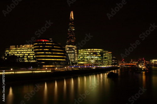 Nocnywidok na city of london i rzekę Tamizę, długie naświetlanie #181751756