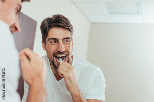 Принти на полотні Man brushing teeth in the bathroom