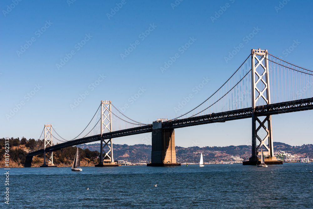 Bay Bridge in San Francisco mit Treasure island