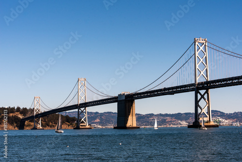 Bay Bridge in San Francisco mit Treasure island © dietwalther