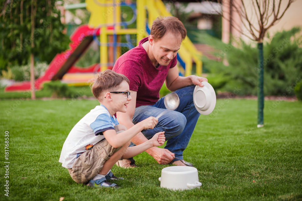 Fototapeta premium father and child playing in green park