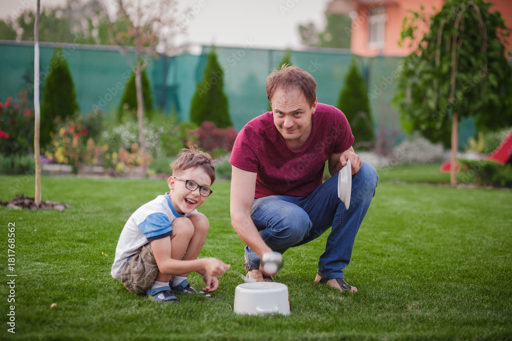 Fototapeta premium father and child playing in green park