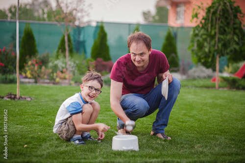 Wallpaper Mural father and child playing in green park Torontodigital.ca