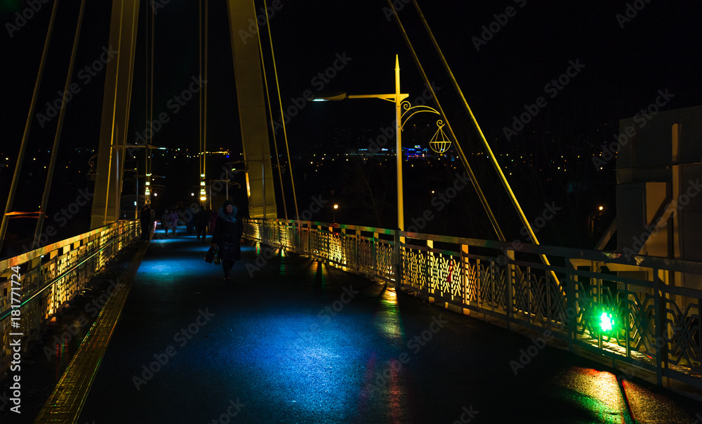 Obraz premium night bridge people lights