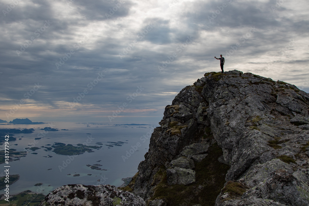 Wanderer auf einem Berg, Silhouette Wanderer auf einem Berg, Silhouette