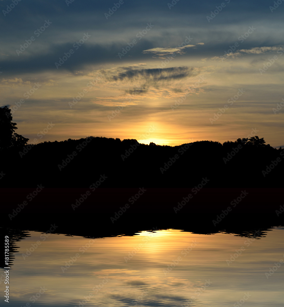 Naklejka premium Beautiful sunset over the lake and trees