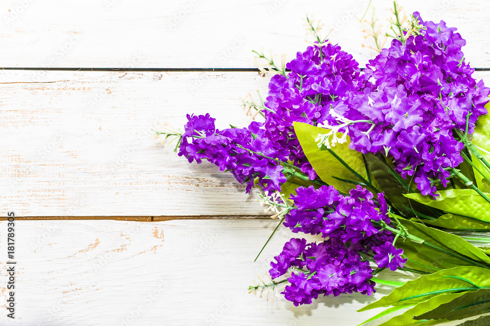 Obraz premium Lilac blossom, spring background, flowers located on wooden boards
