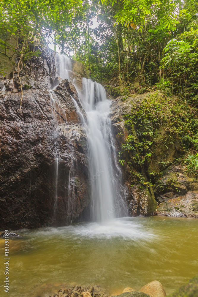 Aufnahme eines Wasserfalls im Krau Wildlife Reserve in Malaysia fotografiert tagsüber mit langer Belichtungszeit im November 2013