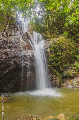 Aufnahme eines Wasserfalls im Krau Wildlife Reserve in Malaysia fotografiert tags  ber mit langer Belichtungszeit im November 2013