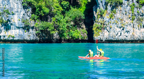 Obraz na płótnie Kayak boat in MAYA Bay Phi Phi Islands Andaman sea Krabi Thailand. w salonie