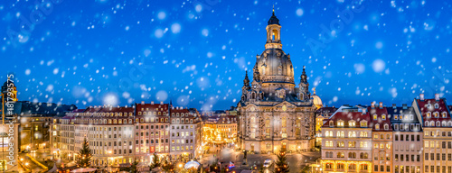 Weihnachtsmarkt auf dem Neumarkt in Dresden Panorama photo