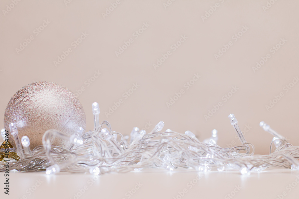 Белая гирлянда и серебряный шар Stock Photo | Adobe Stock