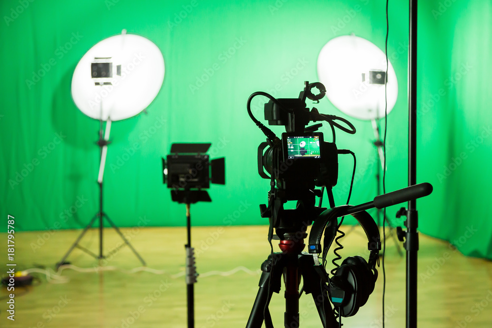 Studio for filming on a green background. The chroma key. Lighting  equipment in the Studio. Green screen. Stock-Foto | Adobe Stock