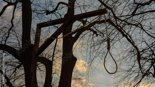 Galgen abends mit Wolken und Himmel
