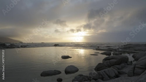 Sonnenuntergang am Meer in Afrika