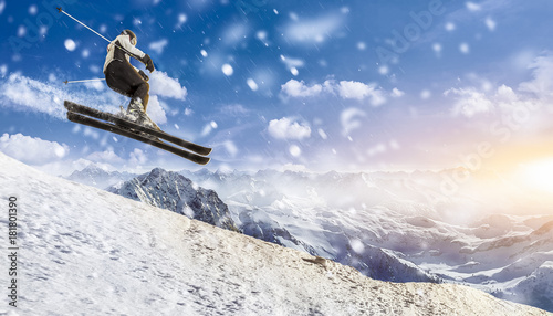 skifahrer springt über die piste