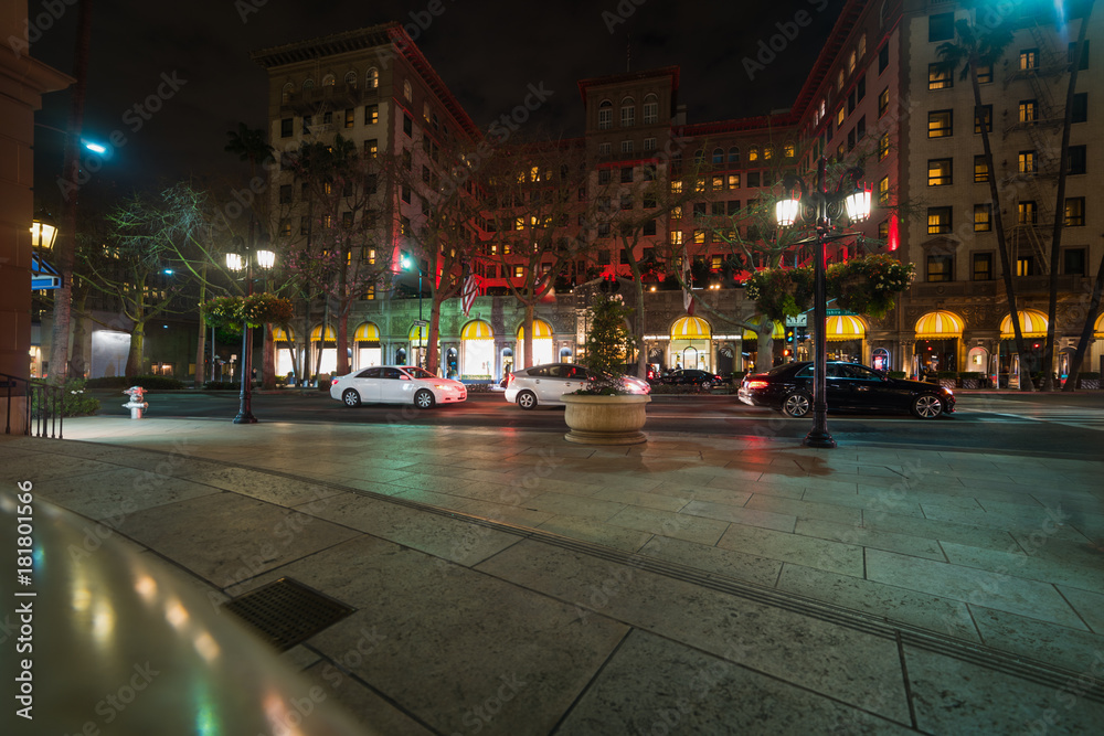 Fototapeta premium Wilshire boulevard by night in Beverly Hills