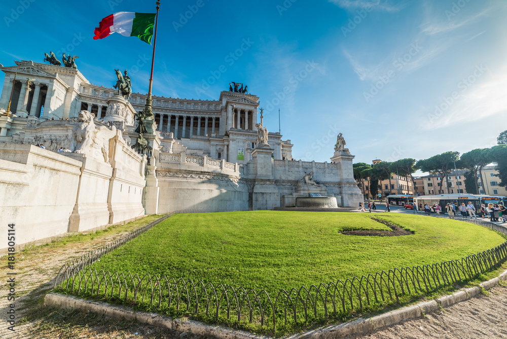 Fototapeta premium Green lawn by Altar of the Fatherland
