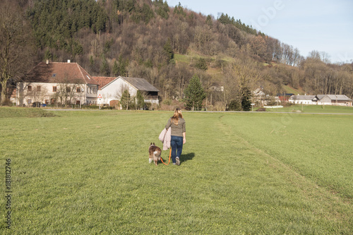 Frau geht mit Hund spazieren © fotogerstl