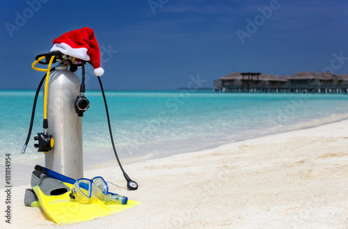 Ausrüstung zum Tauchen mit Weihnachtsmann Mütze am Strand der Malediven