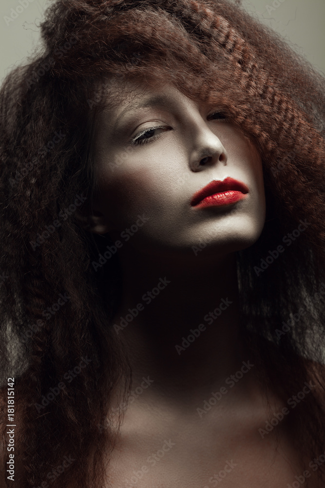 Φωτογραφία Emotive portrait of fashionable model with african style hair, artistic make-up posing over grey background
